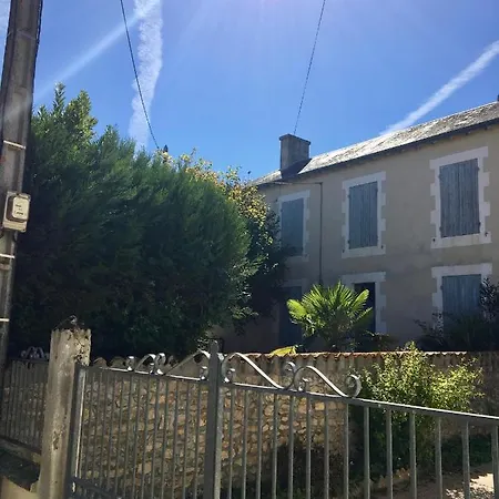 Beautiful Four Poster Double With En-suite, Nouvelle Aquitaine, France Alloggio in famiglia Civray (Vienne)