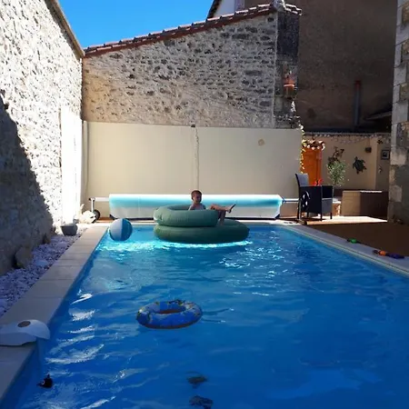 Beautiful Four Poster Double With En-suite, Nouvelle Aquitaine, France Alloggio in famiglia *